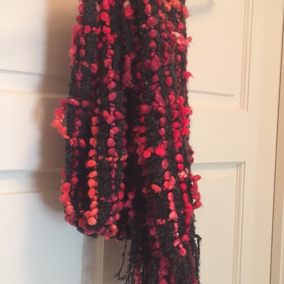 This beautiful red and greyish black scarf - Picture 2 of 6